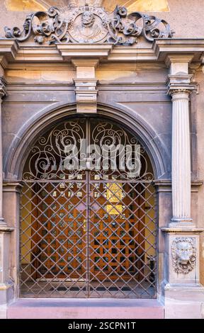 Portale principale del Tribunale della Guardia con cripta, Colmar, dipartimento Haut-Rhin, Alsazia, Francia. Foto Stock
