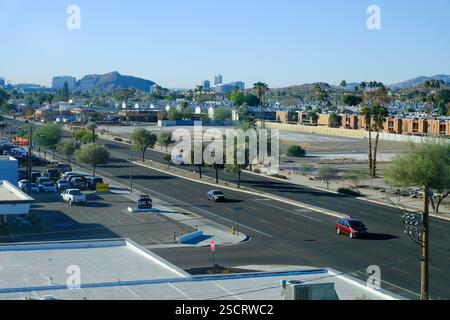 Scottsdale, Arizona, Stati Uniti d'America - 20 GENNAIO 2025 - Una vista su Scottsdale, Phoenix, Arizona, che mostra la proliferazione urbana del centro e le montagne lontane. Foto Stock