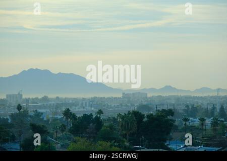 Scottsdale, Arizona, Stati Uniti d'America - 20 GENNAIO 2025 - Una vista su Scottsdale, Phoenix, Arizona, che mostra la proliferazione urbana del centro e le montagne lontane. Foto Stock