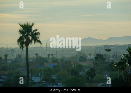 Scottsdale, Arizona, Stati Uniti d'America - 20 GENNAIO 2025 - Una vista su Scottsdale, Phoenix, Arizona, che mostra la proliferazione urbana del centro e le montagne lontane. Foto Stock