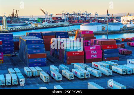 Long Beach, California - 15 gennaio 2025: Vista aerea che cattura l'attività del movimento dei container nel cantiere navale di Long Beach, evidenziando il glob Foto Stock