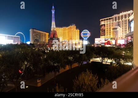 Las Vegas Strip di notte, che mostra la Torre Eiffel, Paris Las Vegas e altri casinò. Vista iconica di Las Vegas. Foto Stock