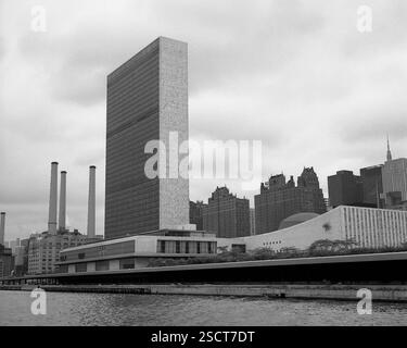 Il grattacielo delle Nazioni Unite sull'East River a Manhattan. [traduzione automatizzata] Foto Stock