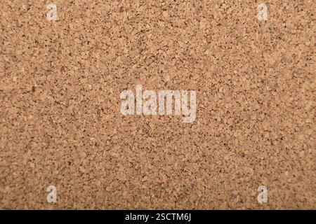 Superficie in sughero naturale che presenta un motivo testurizzato ideale per fissare note e promemoria durante l'orario d'ufficio o progetti creativi Foto Stock