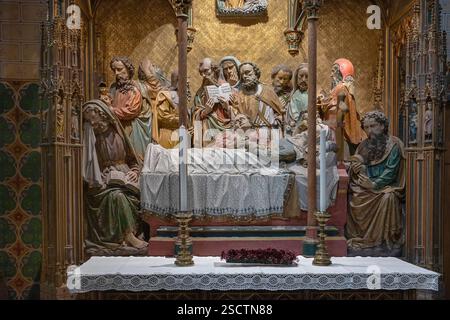 Germania, Assia, Francoforte, Cattedrale di Francoforte restaurata dopo la seconda guerra mondiale o Frankfurter Dom, la Cattedrale Imperiale di San Bartolomeo, che è una chiesa gotica cattolica romana dedicata a San Bartolomeo e sede dell'incoronazione di molti imperatori del Sacro Romano Impero, l'altare Maria Schlaf o altare di Maria addormentata. Foto Stock