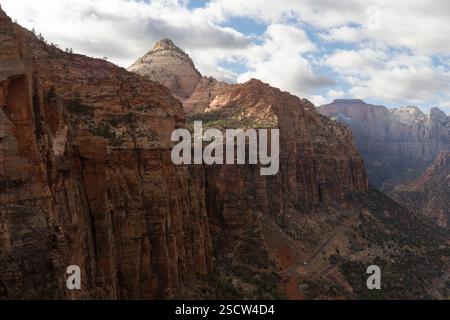 Zion National Park, Utah. La strada tortuosa attraversa il canyon di roccia rossa. Vista panoramica delle torreggianti scogliere di arenaria. Foto Stock