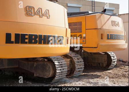 Due escavatori meccanici Liebherr n. 954 e 944, vista ravvicinata da dietro. Foto Stock
