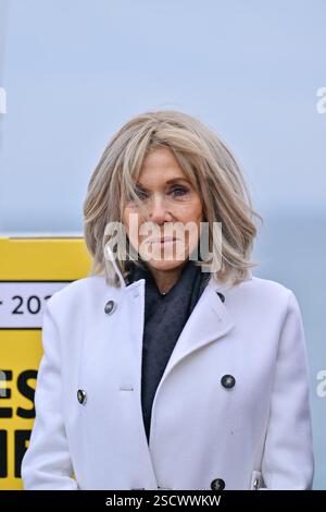 Bene, Francia. 7 febbraio 2025. Brigitte Macron vista sulla Promenade des Anglais per la cerimonia di chiusura dell'operazione "Pieces jaunes" a Nizza, in Francia, il 7 febbraio 2025. Foto di Laurent Coust/ABACAPRESS. COM credito: Abaca Press/Alamy Live News Foto Stock