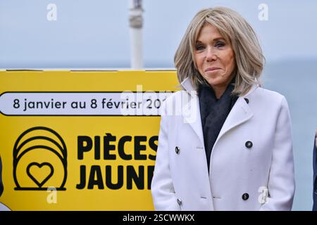 Bene, Francia. 7 febbraio 2025. Brigitte Macron vista sulla Promenade des Anglais per la cerimonia di chiusura dell'operazione "Pieces jaunes" a Nizza, in Francia, il 7 febbraio 2025. Foto di Laurent Coust/ABACAPRESS. COM credito: Abaca Press/Alamy Live News Foto Stock