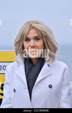 Bene, Francia. 7 febbraio 2025. Brigitte Macron vista sulla Promenade des Anglais per la cerimonia di chiusura dell'operazione "Pieces jaunes" a Nizza, in Francia, il 7 febbraio 2025. Foto di Laurent Coust/ABACAPRESS. COM credito: Abaca Press/Alamy Live News Foto Stock