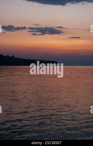 Tramonto con colori ricchi sul mare e sulla costa greca Foto Stock