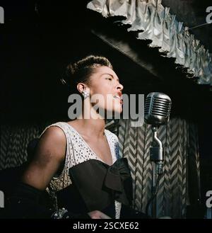 Ritratto di Billie Holiday, Downbeat, New York, N.Y., CA. Feb. 1947. (Stampa a colori in bianco e nero). Foto Stock