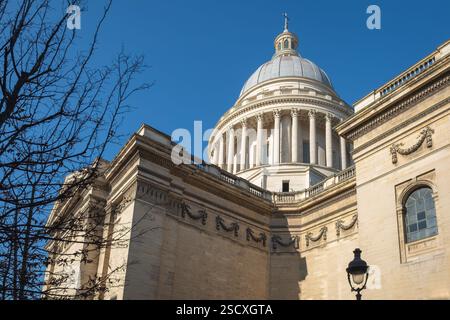 Vista esterna del Panthéon di Parigi, un monumento neoclassico con una grande cupola Foto Stock