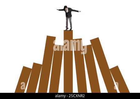 Crollo del mercato azionario, finanza o uomo su grafico per collasso, fluttuazione degli investimenti o tasso di interesse. Crisi finanziaria, studio o commerciante spaventato sui grafici Foto Stock