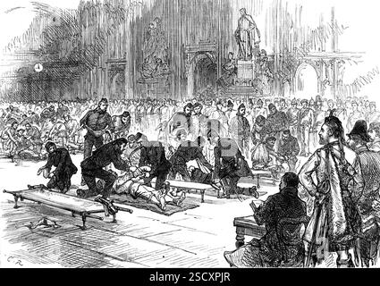 Esercitazione del corpo di ambulanza volontario a Guildhall, [City of London], 1880. Esibizione da parte di '...membri delle classi di ambulanza ultimamente sotto la responsabilità del chirurgo Farris, Army Medical Department; Dr. Norton, 4th Middlesex Rifles; Surgeon Egan, 2nd Middlesex Rifles: Surgeon Daniels, 2nd Middlesex Artillery; e Surgeon Shepherd, Victoria Rifles...un certo numero di volontari sono stati deposti a terra, recanti etichette che indicano le ferite fittizie da cui si suppone fossero ferite di arti superiori o di proiettili, o di ferite da parte delle ferite da parte delle ferite più basse, o delle ferite da parte delle ferite da parte delle pzie. A. Foto Stock