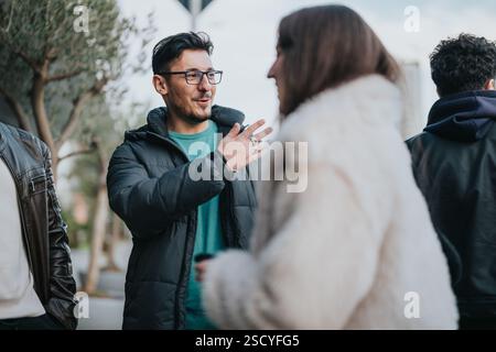 Amici impegnati in una conversazione vivace in un ambiente urbano all'aperto Foto Stock
