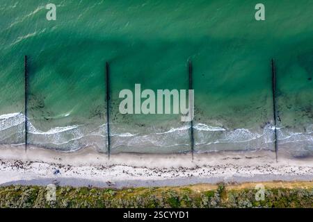Vista aerea sulla costa di protezione delle groynes in legno vicino a Wustrow sulla penisola di Fischland lungo il Mar Baltico, Meclemburgo-Vorpommern, Germania Foto Stock