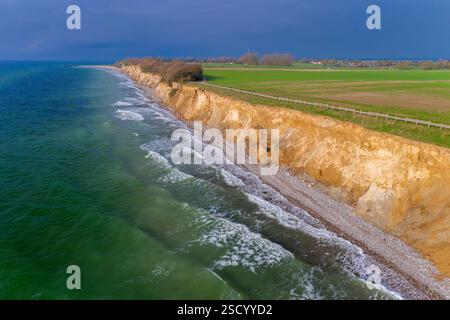 Vista aerea sulle scogliere marine e sulla costa sbriciolata vicino a Wustrow sulla penisola di Fischland lungo il Mar Baltico, Meclemburgo-Vorpommern, Germania Foto Stock