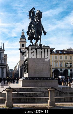 Torino, Italia - 24 novembre 2024: Il monumento equestre di Emanuele Filiberto di Savoia o Caval d Brons in Piazza San Carlo con gente intorno Foto Stock