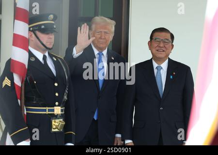 Washington, DC, USA. 7 febbraio 2025. Il presidente Donald Trump si presenta con il primo ministro giapponese Ishiba Shigeru alla Casa Bianca il 7 febbraio 2025. Ishiba è la seconda visita di leader stranieri alla Casa Bianca nella seconda amministrazione Trump. Crediti: SIPA USA/Alamy Live News Foto Stock