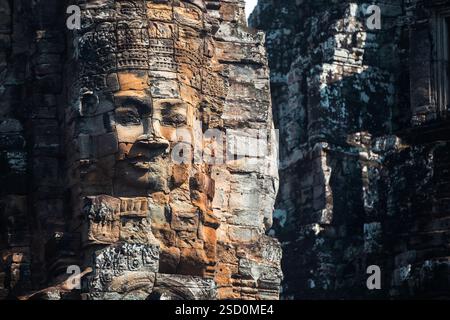 Statua di pietra serena e sorridente intemprata sul tempio Bayon, ad Angkor Thom. SIEM Reap, Cambogia. Foto Stock