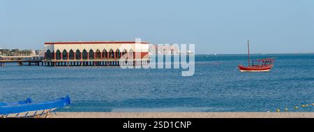 Doha, Qatar - febbraio 03,2024: Bellissima spiaggia di Katara di prima mattina con nebbia sullo sfondo. Foto Stock
