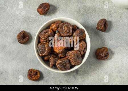 Fichi di colore marrone organico essiccati in una ciotola pronta da mangiare Foto Stock