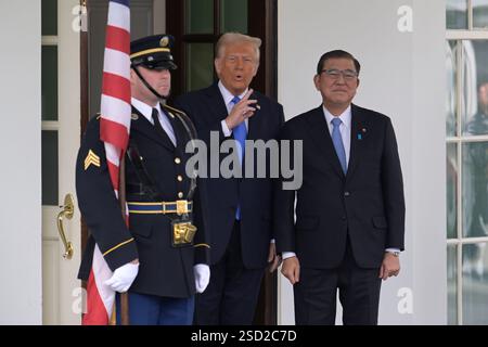 Washington, Regno Unito. 7 febbraio 2025. Il presidente DEGLI STATI UNITI Donald Trump dà il benvenuto al primo ministro giapponese Ishiba Shigeru per un incontro bilaterale al Portico settentrionale/Casa Bianca a Washington DC, USA. Credito: SOPA Images Limited/Alamy Live News Foto Stock