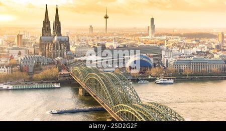Panorama del cielo colorato sopra la chiesa del Duomo di Colonia, Germania Foto Stock