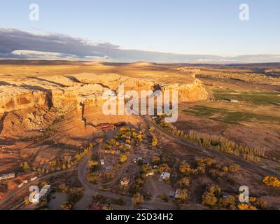 Bluff, Utah meridionale, incredibile panorama di un piccolo villaggio rurale, porta d'ingresso alla Monument Valley. Colori autunnali, ombre lunghe Foto Stock