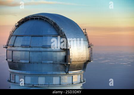 Il Gran Telescopio CANARIAS GTC, Osservatorio Roque de los Muchachos, la Palma, Isole Canarie, Spagna il Gran Telescopio CANARIAS GTC è un telescopio riflettente a specchio primario di 10,4 metri progettato per incorporare la tecnologia più aggiornata ed è uno dei telescopi più avanzati al mondo e il più grande degli STRUMENTI ottici-infrarossi: OSIRIDE, luce visibile e luce infrarossa lo specchio primario GTC¥s, che utilizza la tecnologia a specchio sottile per tenere basso il peso, è composto da 36 segmenti esagonali, che, una volta messi insieme, hanno una superficie di raccolta della luce di 75 7 m2, equivalente Foto Stock
