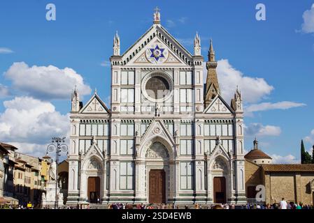 Firenze, Italia - 3 settembre 2018: Basilica di Santa Croce a Firenze con cielo azzurro e turisti in primo piano Foto Stock
