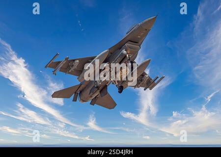 F-16 Fighting Falcon del 162nd Wing Arizona National Guard con base all'Aeroporto Internazionale di Tucson che arriva a terra dopo una missione di addestramento Foto Stock