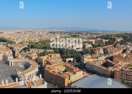 Vista panoramica della città del Vaticano, Piazza San Pietro e Roma con gli Appennini in lontananza Foto Stock