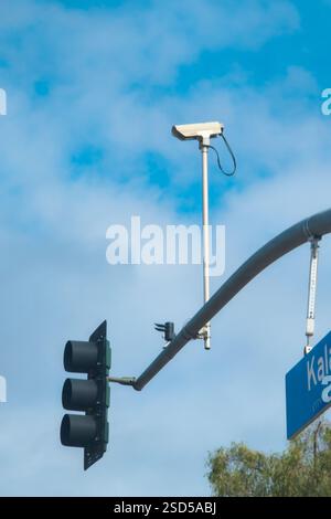 Telecamera di sorveglianza montata su un palo del semaforo Foto Stock