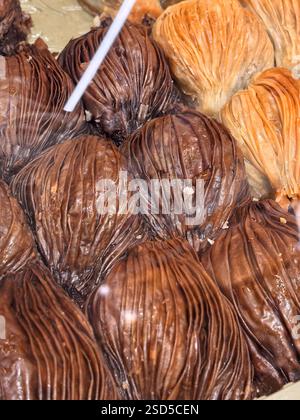 Un vivace spettacolo di baklava turco caratterizzato da una gamma di colori e texture. Foto Stock