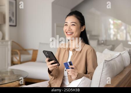 Donna felice cliente bancario che effettua il pagamento su domanda di finanziamento e-Bank Foto Stock