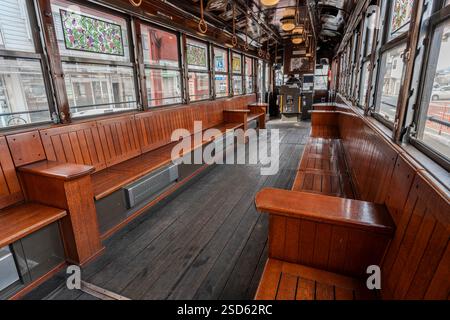 Gli interni dell'auto d'epoca "KURO" della Okayama Electric Tramway a Okayama, in Giappone. Foto Stock