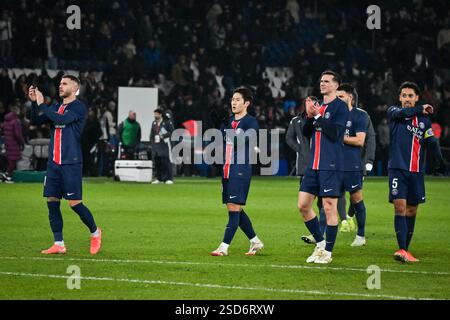 Parigi, Francia. 8 febbraio 2025. I giocatori del Paris Saint-Germain festeggiano al termine della partita di calcio francese L1 tra il Paris Saint-Germain e IL Monaco allo stadio Parc des Princes di Parigi il 7 febbraio 2025. Foto di Firas Abdullah/ABACAPRESS. COM credito: Abaca Press/Alamy Live News Foto Stock