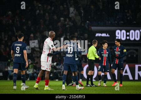 Parigi, Francia. 8 febbraio 2025. I giocatori del Paris Saint-Germain festeggiano al termine della partita di calcio francese L1 tra il Paris Saint-Germain e IL Monaco allo stadio Parc des Princes di Parigi il 7 febbraio 2025. Foto di Firas Abdullah/ABACAPRESS. COM credito: Abaca Press/Alamy Live News Foto Stock