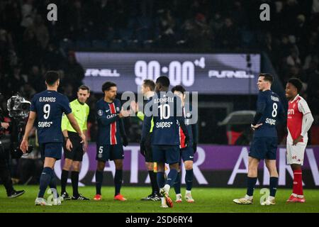 Parigi, Francia. 8 febbraio 2025. I giocatori del Paris Saint-Germain festeggiano al termine della partita di calcio francese L1 tra il Paris Saint-Germain e IL Monaco allo stadio Parc des Princes di Parigi il 7 febbraio 2025. Foto di Firas Abdullah/ABACAPRESS. COM credito: Abaca Press/Alamy Live News Foto Stock