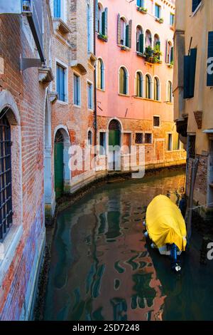 Canali idilliaci con barca tra case nel centro storico, Italia, Venezia Foto Stock