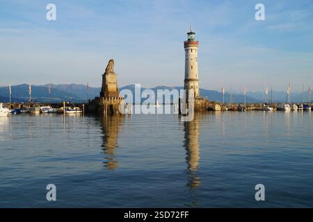 Il bellissimo porto dell'isola Lindau sul lago Costanza (Bodensee) con le Alpi sullo sfondo, la Germania in una bella giornata di sole Foto Stock