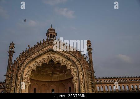 Rumi Darwaza anche conosciuto come porta turca in Lucknow è un antico fortilizio di architettura Awadhi in India Foto Stock