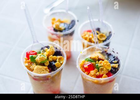 L'Halo-halo servito in un ristorante locale è un popolare e rinfrescante dessert con ghiaccio rasato nelle Filippine Foto Stock