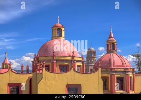 Cupole e torri del tempio di Sant'Antonio a Querétaro, Messico. Foto Stock