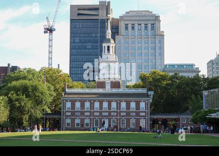 La gente si riunisce sul prato vicino all'Independence Hall in un giorno luminoso. Foto Stock