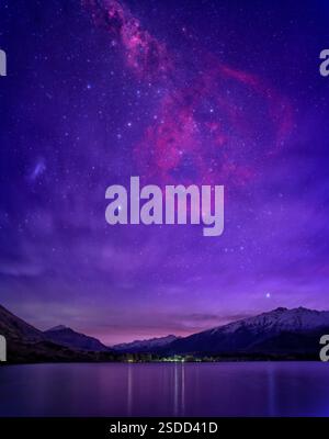 Il crepuscolo astronomico e la nebulosa Gum sopra Glendhu Bay, Wanaka, nuova Zelanda Foto Stock
