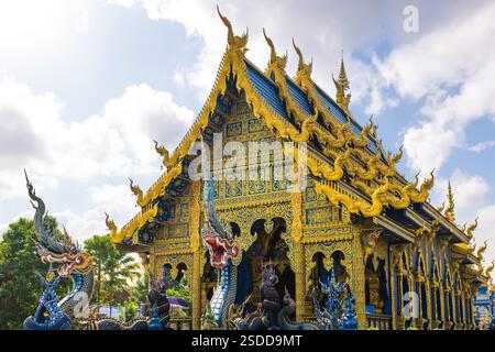 Wat Rong Suea Ten, il tempio blu situato a Chiang Rai, Thailandia Foto Stock