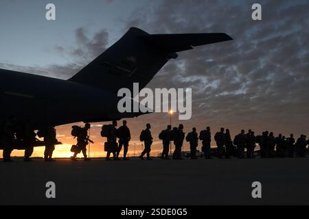 Soldati statunitensi con la 66th Military Police Company, con sede presso Joint base Lewis-McChord, Washington, escono da un aereo C-17 Globemaster III presso Biggs Army Airfield, El Paso, Texas, mentre si schierano al confine meridionale a sostegno dello U.S. Northern Command, 25 gennaio 2025. Lo U.S. Northern Command sta collaborando con il Department of Homeland Security per aumentare le dogane e la protezione dei confini degli Stati Uniti lungo il confine meridionale con ulteriori forze militari. Questo schieramento iniziale di 1.500 membri del personale in servizio attivo porta il totale delle forze militari del titolo 10 lungo il confine a quasi 4.000 membri del personale. (Aeroporto USA Foto Stock